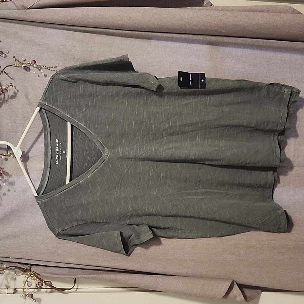 Lucky Brand NWT Ladies medium vneck T